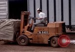 Immagine di Carico-scarico dei materiali di consumo Saigon Vietnam, 1967, secondo 8 filmato di repertorio 65675029144