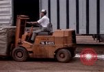 Immagine di Carico-scarico dei materiali di consumo Saigon Vietnam, 1967, secondo 9 filmato di repertorio 65675029144