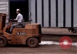 Immagine di Carico-scarico dei materiali di consumo Saigon Vietnam, 1967, secondo 10 filmato di repertorio 65675029144