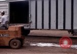 Immagine di Carico-scarico dei materiali di consumo Saigon Vietnam, 1967, secondo 11 filmato di repertorio 65675029144