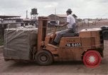 Immagine di Carico-scarico dei materiali di consumo Saigon Vietnam, 1967, secondo 17 filmato di repertorio 65675029144