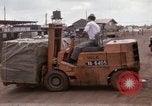 Immagine di Carico-scarico dei materiali di consumo Saigon Vietnam, 1967, secondo 18 filmato di repertorio 65675029144