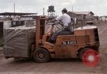Immagine di Carico-scarico dei materiali di consumo Saigon Vietnam, 1967, secondo 19 filmato di repertorio 65675029144