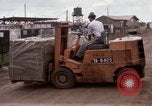 Immagine di Carico-scarico dei materiali di consumo Saigon Vietnam, 1967, secondo 20 filmato di repertorio 65675029144