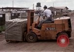 Immagine di Carico-scarico dei materiali di consumo Saigon Vietnam, 1967, secondo 21 filmato di repertorio 65675029144