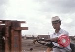 Immagine di Carico-scarico dei materiali di consumo Saigon Vietnam, 1967, secondo 24 filmato di repertorio 65675029144