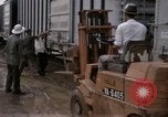 Immagine di Carico-scarico dei materiali di consumo Saigon Vietnam, 1967, secondo 49 filmato di repertorio 65675029144