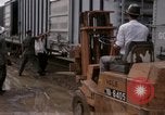 Immagine di Carico-scarico dei materiali di consumo Saigon Vietnam, 1967, secondo 50 filmato di repertorio 65675029144