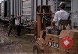 Immagine di Carico-scarico dei materiali di consumo Saigon Vietnam, 1967, secondo 51 filmato di repertorio 65675029144