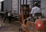 Immagine di Carico-scarico dei materiali di consumo Saigon Vietnam, 1967, secondo 53 filmato di repertorio 65675029144