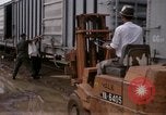 Immagine di Carico-scarico dei materiali di consumo Saigon Vietnam, 1967, secondo 54 filmato di repertorio 65675029144