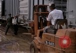 Immagine di Carico-scarico dei materiali di consumo Saigon Vietnam, 1967, secondo 55 filmato di repertorio 65675029144