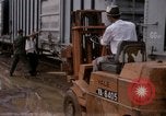 Immagine di Carico-scarico dei materiali di consumo Saigon Vietnam, 1967, secondo 56 filmato di repertorio 65675029144