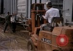 Immagine di Carico-scarico dei materiali di consumo Saigon Vietnam, 1967, secondo 57 filmato di repertorio 65675029144