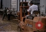 Immagine di Carico-scarico dei materiali di consumo Saigon Vietnam, 1967, secondo 58 filmato di repertorio 65675029144
