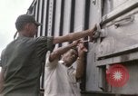 Immagine di Carico-scarico dei materiali di consumo Saigon Vietnam, 1967, secondo 59 filmato di repertorio 65675029144