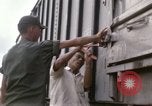 Immagine di Carico-scarico dei materiali di consumo Saigon Vietnam, 1967, secondo 60 filmato di repertorio 65675029144