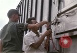 Immagine di Carico-scarico dei materiali di consumo Saigon Vietnam, 1967, secondo 61 filmato di repertorio 65675029144