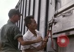 Immagine di Carico-scarico dei materiali di consumo Saigon Vietnam, 1967, secondo 62 filmato di repertorio 65675029144