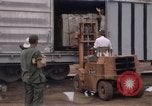 Image du déchargement de marchandises Saigon Vietnam, 1967, de la seconde 16 séquences d'archives historiques vidéo 65675029150