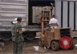Image du déchargement de marchandises Saigon Vietnam, 1967, de la seconde 17 séquences d'archives historiques vidéo 65675029150