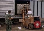 Image du déchargement de marchandises Saigon Vietnam, 1967, de la seconde 18 séquences d'archives historiques vidéo 65675029150