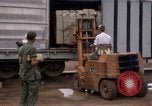 Image du déchargement de marchandises Saigon Vietnam, 1967, de la seconde 19 séquences d'archives historiques vidéo 65675029150