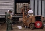 Image du déchargement de marchandises Saigon Vietnam, 1967, de la seconde 20 séquences d'archives historiques vidéo 65675029150