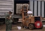 Image du déchargement de marchandises Saigon Vietnam, 1967, de la seconde 21 séquences d'archives historiques vidéo 65675029150