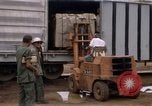 Image du déchargement de marchandises Saigon Vietnam, 1967, de la seconde 22 séquences d'archives historiques vidéo 65675029150