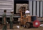 Image du déchargement de marchandises Saigon Vietnam, 1967, de la seconde 23 séquences d'archives historiques vidéo 65675029150