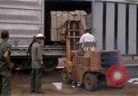 Image du déchargement de marchandises Saigon Vietnam, 1967, de la seconde 24 séquences d'archives historiques vidéo 65675029150