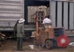 Image du déchargement de marchandises Saigon Vietnam, 1967, de la seconde 25 séquences d'archives historiques vidéo 65675029150
