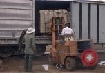 Image du déchargement de marchandises Saigon Vietnam, 1967, de la seconde 26 séquences d'archives historiques vidéo 65675029150