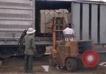 Image du déchargement de marchandises Saigon Vietnam, 1967, de la seconde 27 séquences d'archives historiques vidéo 65675029150
