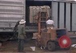 Image du déchargement de marchandises Saigon Vietnam, 1967, de la seconde 28 séquences d'archives historiques vidéo 65675029150