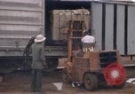 Image du déchargement de marchandises Saigon Vietnam, 1967, de la seconde 29 séquences d'archives historiques vidéo 65675029150