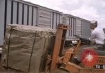 Image du déchargement de marchandises Saigon Vietnam, 1967, de la seconde 32 séquences d'archives historiques vidéo 65675029150