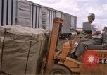 Image du déchargement de marchandises Saigon Vietnam, 1967, de la seconde 33 séquences d'archives historiques vidéo 65675029150