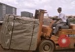 Image du déchargement de marchandises Saigon Vietnam, 1967, de la seconde 35 séquences d'archives historiques vidéo 65675029150