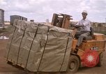 Image du déchargement de marchandises Saigon Vietnam, 1967, de la seconde 36 séquences d'archives historiques vidéo 65675029150