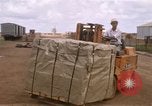 Image du déchargement de marchandises Saigon Vietnam, 1967, de la seconde 37 séquences d'archives historiques vidéo 65675029150