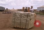 Image du déchargement de marchandises Saigon Vietnam, 1967, de la seconde 38 séquences d'archives historiques vidéo 65675029150