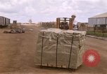 Image du déchargement de marchandises Saigon Vietnam, 1967, de la seconde 39 séquences d'archives historiques vidéo 65675029150