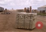 Image du déchargement de marchandises Saigon Vietnam, 1967, de la seconde 40 séquences d'archives historiques vidéo 65675029150