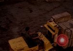 Image du déchargement de marchandises Saigon Vietnam, 1967, de la seconde 48 séquences d'archives historiques vidéo 65675029150