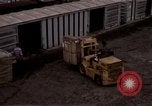 Image du déchargement de marchandises Saigon Vietnam, 1967, de la seconde 51 séquences d'archives historiques vidéo 65675029150