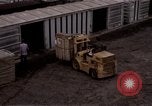 Image du déchargement de marchandises Saigon Vietnam, 1967, de la seconde 52 séquences d'archives historiques vidéo 65675029150