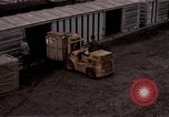 Image du déchargement de marchandises Saigon Vietnam, 1967, de la seconde 54 séquences d'archives historiques vidéo 65675029150