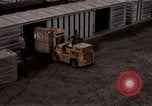 Image du déchargement de marchandises Saigon Vietnam, 1967, de la seconde 55 séquences d'archives historiques vidéo 65675029150
